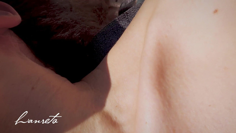 Lanreta: 내 목을 쭉 뻗어, 혀로 페티쉬
