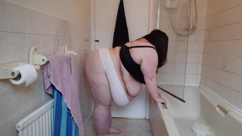 SSBBWLadyBrads: SSBBW Stretch exercise in bra &amp; thong