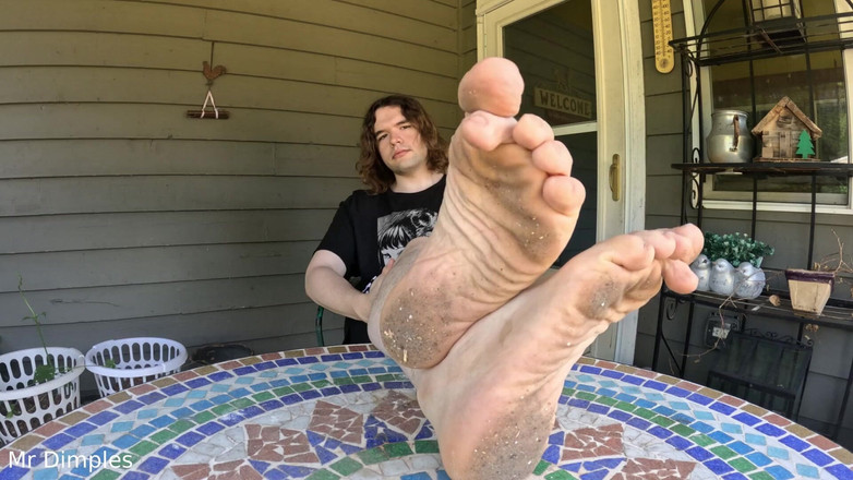 Mr Dimples: Pamer kaki kotorku