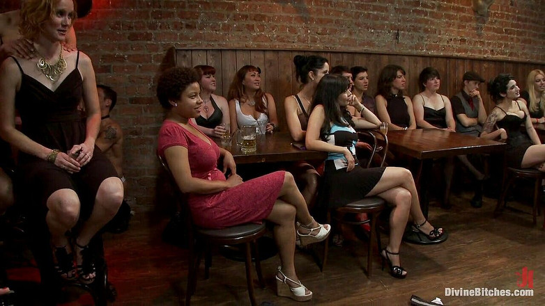 Divine Bitches by Kink: Spogliarellista maschio punito da 40 donne