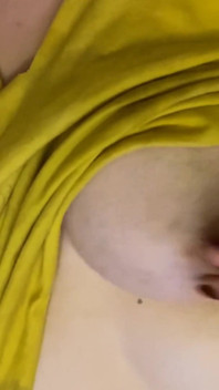 Je me caresse le ventre en serrant mon énorme cul
