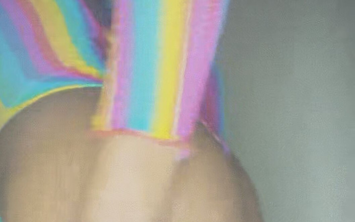 Shuga Avry: Шуга Аврі оголює свою красиву пизду сексуальним стриптизом перед камерою і грає зі своїм клітором у ажурних панчохах