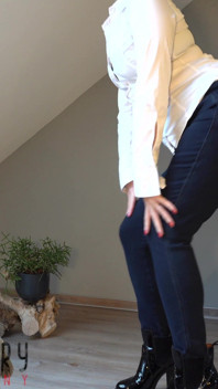 Sexy milf en jeans ajustados culo de burbuja nalgadas y semen en jeans adoración