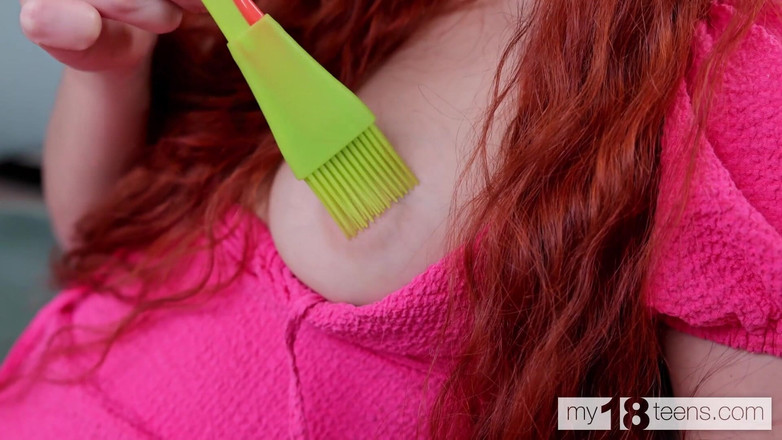 My 18 Teens: My18teens - roodharige meid met geweldige natuurlijke borsten die haar poesje...