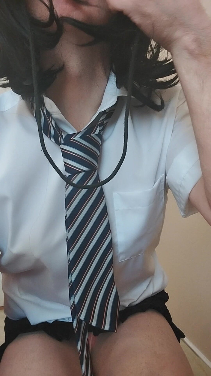 Cindy Belfast: Estudiante cachonda Cindy chupa banana y folla juguete