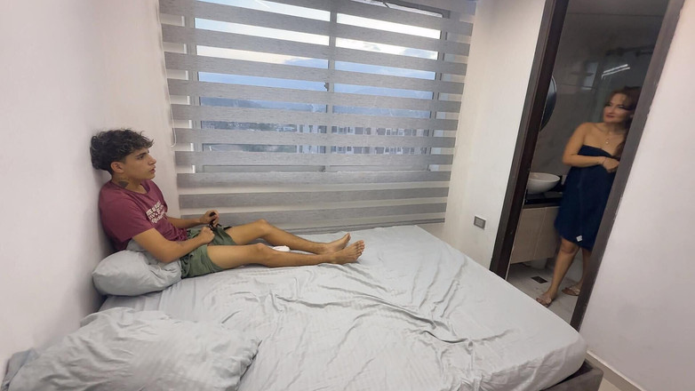 katyJay: 継息子は大きな継母の下着を見て自慰をし、二人は良いセックスをします。