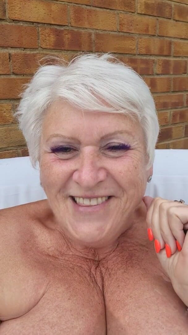 Uk Joolz: Farting in the hot tub!