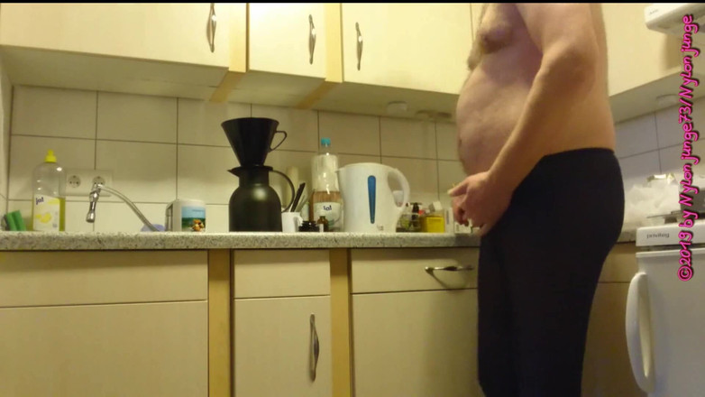 Carmen_Nylonjunge: Café cozinhando em meias azuis 1 fan video 5