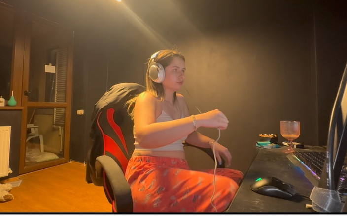 fartingclub01: ゲーミングチェアでおならをするかわいいブロンド