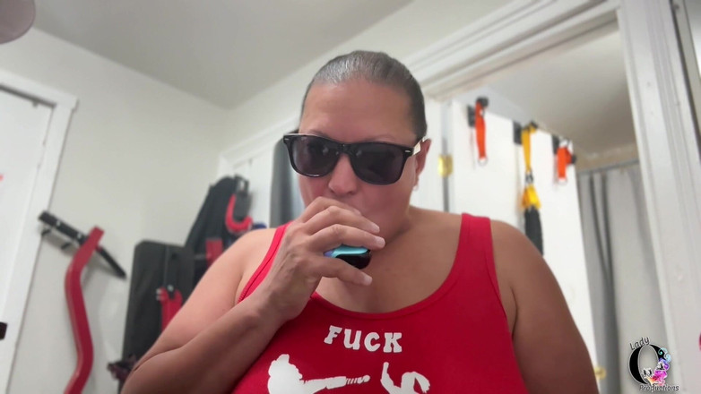 Lady O: LP-289 merokok semasa bermain dengan buah dada saya