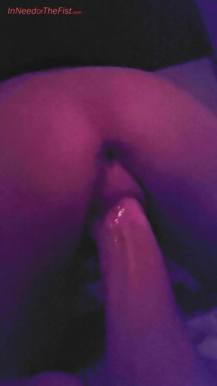 In Need of the Fist: V's faust mit meiner gepumpten geschwollenen muschi in der dunkelheit...