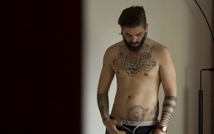 Verso Cinema: Hot tattooed teen gets spitroasted in threesome