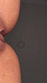Meine stieftochter ist zu hause langweilig und ich nehme ihr erstes porno-sextape auf