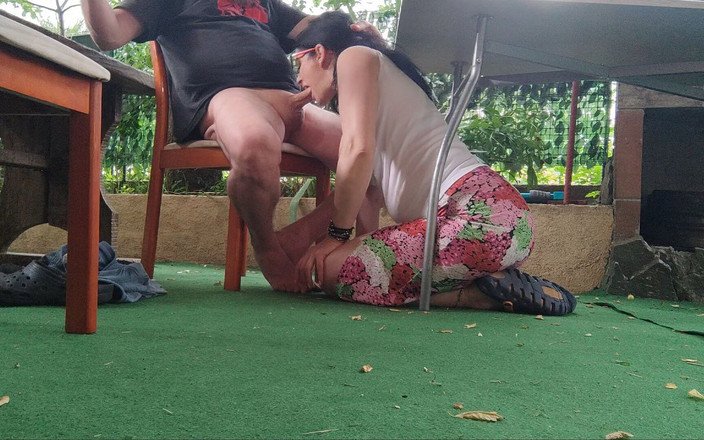 Toilet Mommy: Ibu rumah tangga nyepong kontol besar di bawah meja