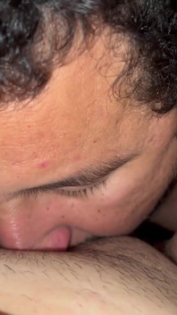 Faccio sesso orale per la prima volta con la mia matrigna e mi piace così tanto che lei ha avuto un sacco di orgasmi caldi.