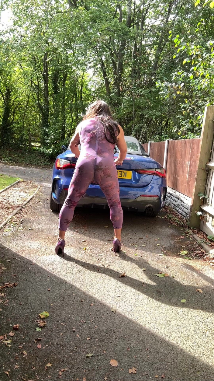 Kellycd2022: Seksowny Crossdresser Kellycd2022 w Fioletowym kombinezonie i szpilkach na zewnątrz