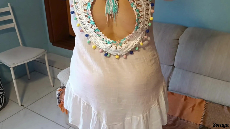 Priscila: 继母穿着透明礼服不穿内裤整理房子。