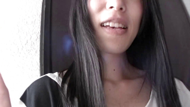 Asiatiques: 魅惑的なアジアの赤ん坊は屋外で男のコックを喜ばせています