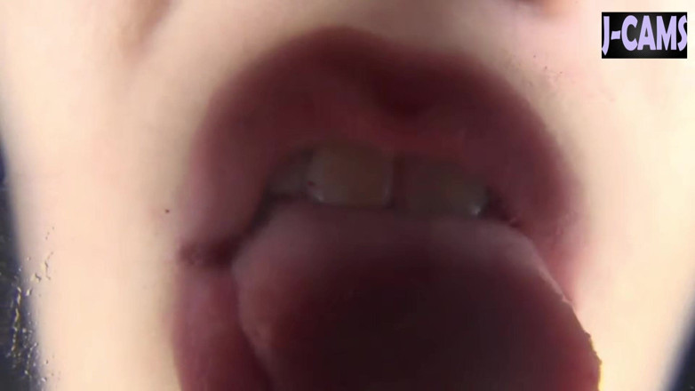 J-Cams: Seidenzunge gleitet langsam mit hochglänzenden Lippen, tropfende versuchung - Clip3