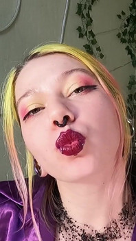 Plakkerige kust rode lippenstift over zijn borst