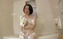 Asiatiques: Сексуальная азиатская брюнетка дрочит жесткий член в ванной