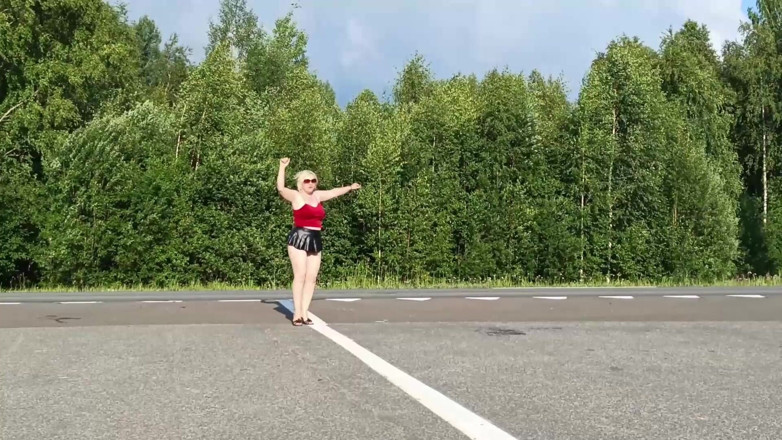 RedRoseRus: 他们在高速公路上挑逗司机