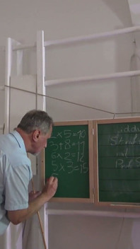 Sadystyczny nauczyciel matematyki i okrutny profesor karzą uczennice!
