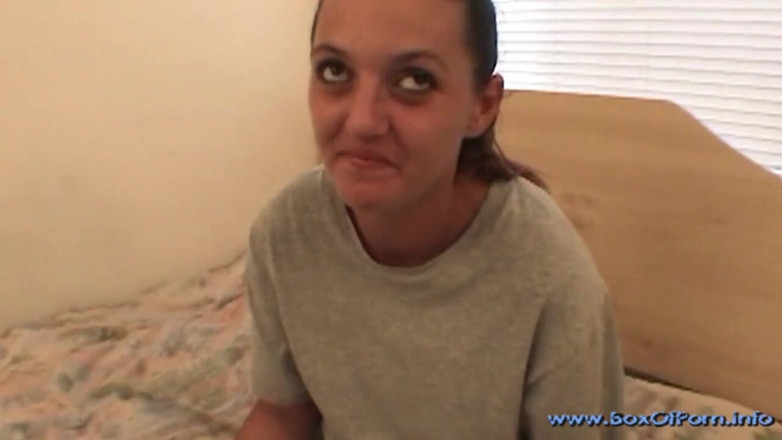 Spungy Gunk Films: Motorhome Park Skank Yazmine відплачує погану перевірку своєю пиздою!
