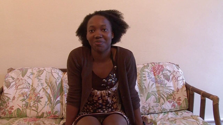 Nude in France: Versaute schwarze schlampe öffnet enge rosa muschi für weißen schwanz