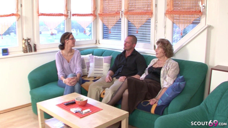 Full porn collection: 德国奶奶引诱被继子和继母抓到