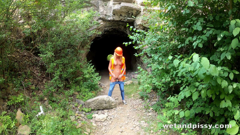 Puffy Network: 自然界中的克劳迪娅 第2部分 由湿和小便