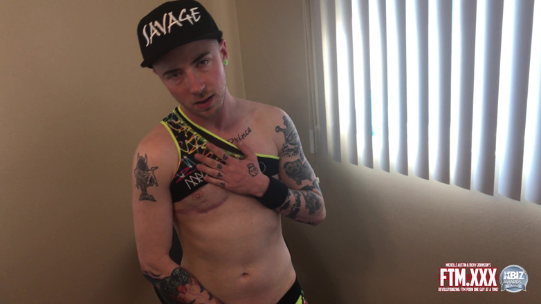 Kennston Entertainment: Twink FTM jezdí na jeho hračce
