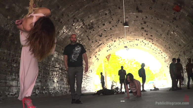 Public Disgrace by Kink: La novata Penélope es suspendida, azotada y follada