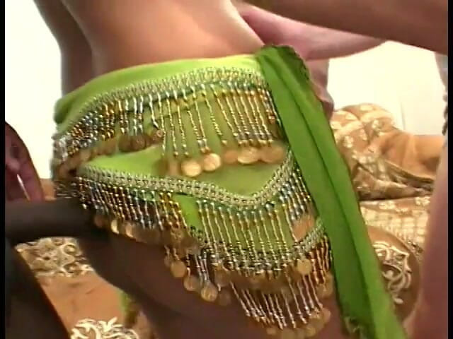 Indian Goddesses: Jonge Indische meid krijgt gangbang op de bank geneukt