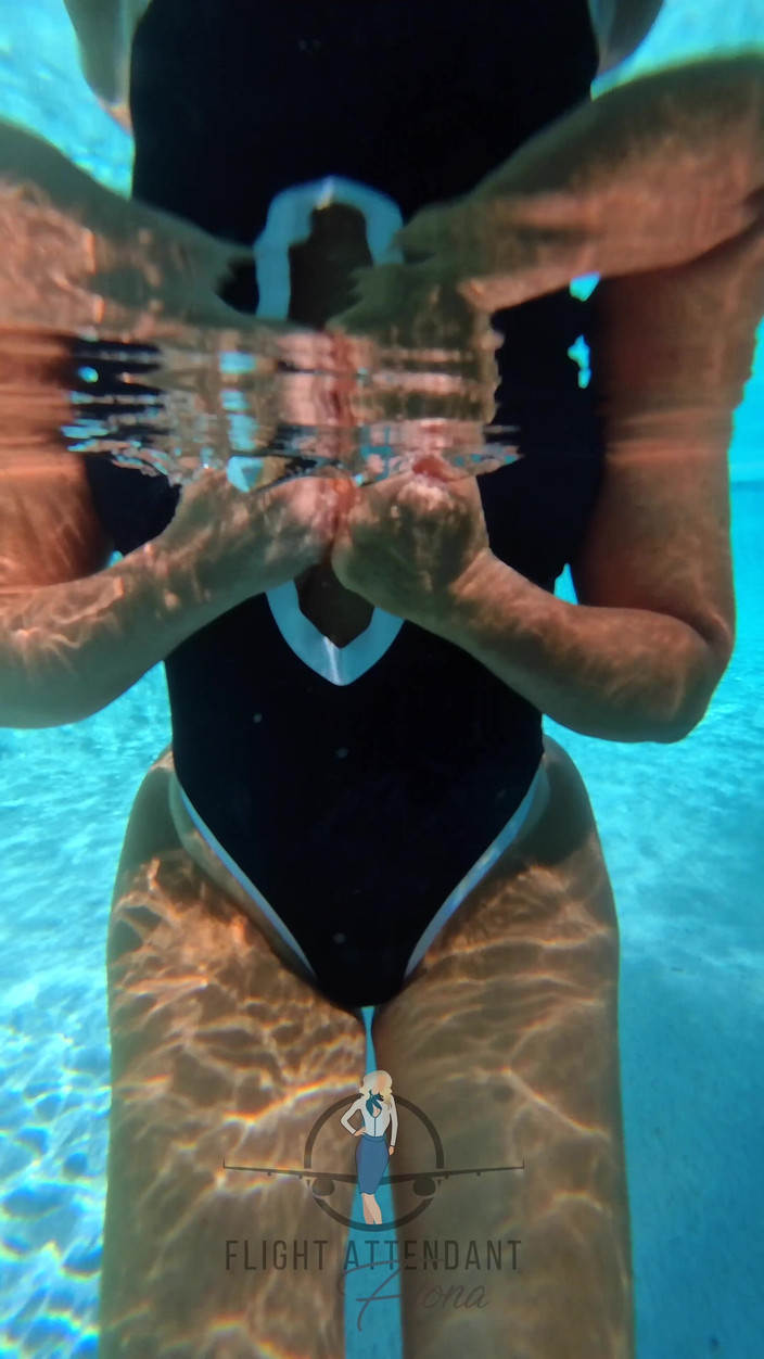 Flight Attendant Fiona: プールタイムソロ