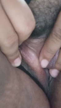 Bolle MILF masturbeert onder de douche