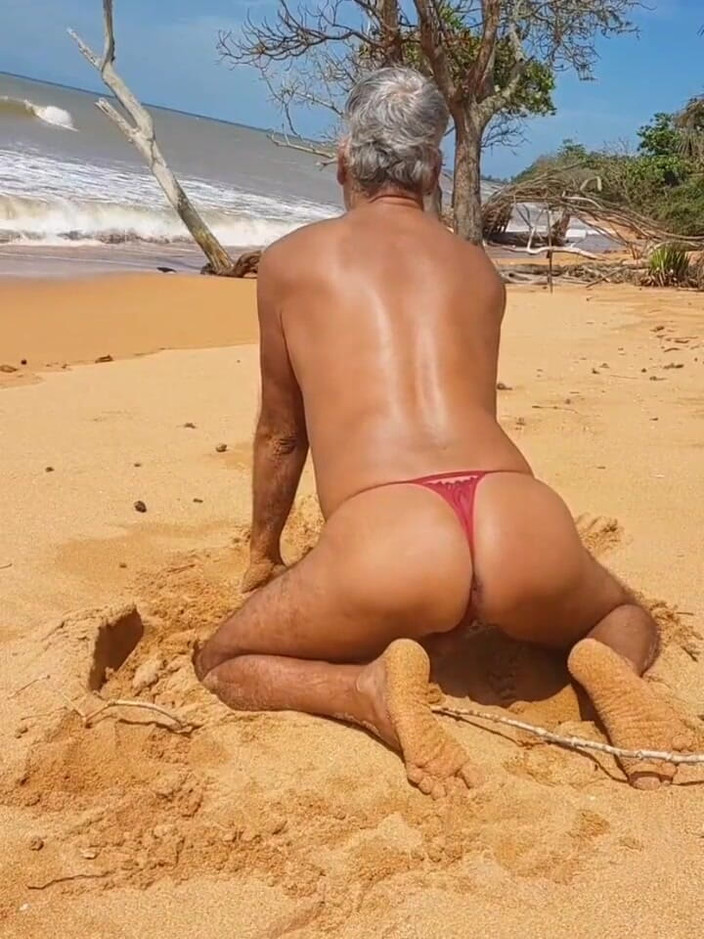 Ladysilvas: Ледісільва на пляжі демонструє свою гарячу дупу в червоних трусиках