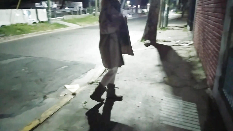 Activecouplearg: Seks na ulicy pokazując kobietę w mieście z przezroczystą bielizną