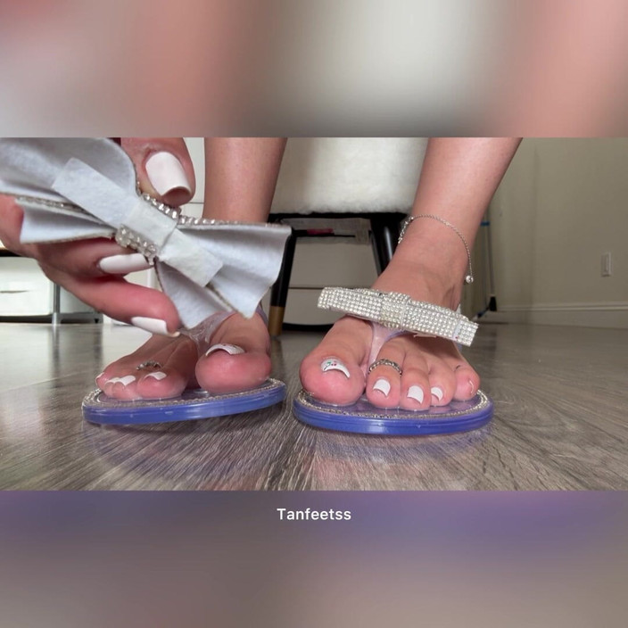 Tan feets: Spuugslaaf plaagt en traint blanke Pedi-teenslippers