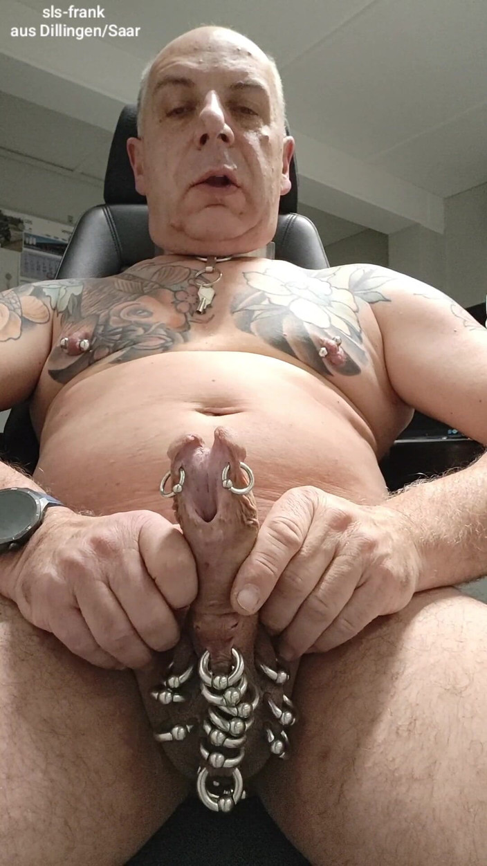 sls-frank: SLS-Frank masturba il mio cazzo spaccato con la subincisione