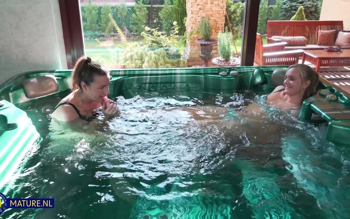 Mature NL: Deux lesbiennes excitées s&amp;#039;amusent dans la piscine
