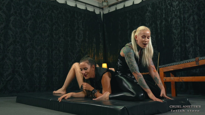 Cruel Anettes fetish world: Doppia seduta su faccia