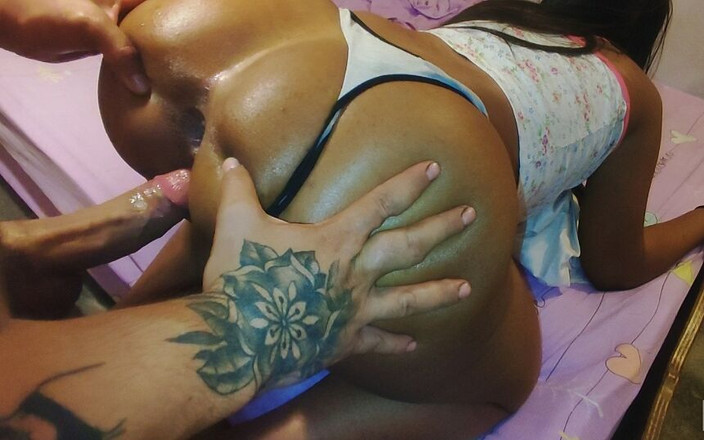 Brunnete Sofi: Bitte, Stiefvater, nicht so fest, ich habe meinen Hintern sehr...