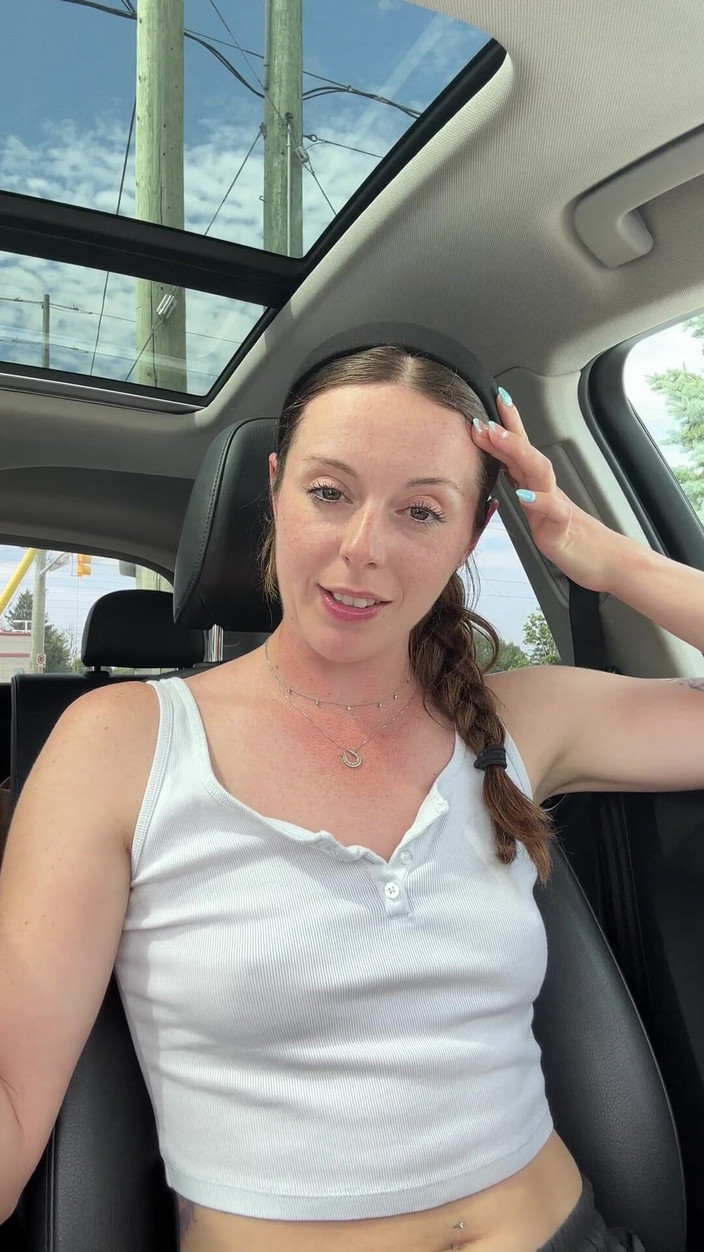 Nadia Foxx: Ncicip vibrator baru yang imut di lapangan parkir yang sibuk!