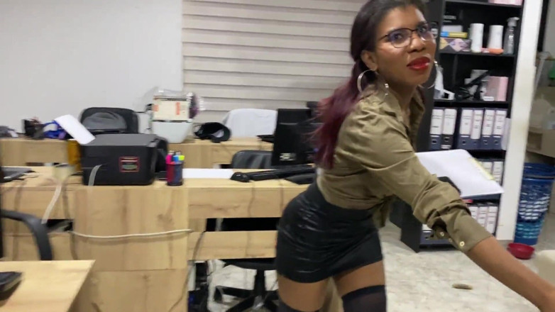 ivonnejones: POV - Une secrétaire MILF très sensuelle séduit l'ami de son...