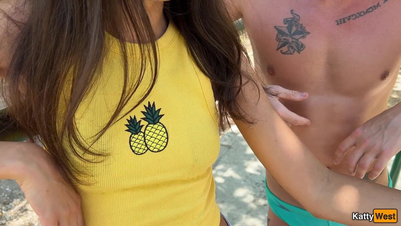 Katty West: Public Pickup - Menawarkan Lelaki Biseksual Bertiga Dengan Isterinya