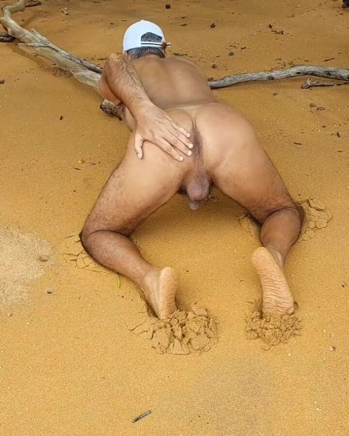 Ladysilvas: Ladysilva popisuje się nago na plaży