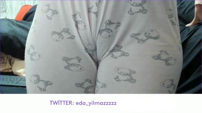 bigass_sexy_bigboobs: Cameltoe - geschwollene muschi - reiben der muschi mit Schlafanzug