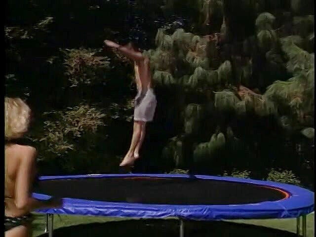 Outdoor Fucktivities: Büyük memeli sarışın arkadan sikiliyor.