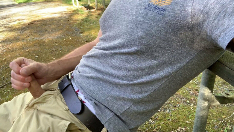 TJenner: Cewek hot ini lagi asik ngocok kontol di taman umum!